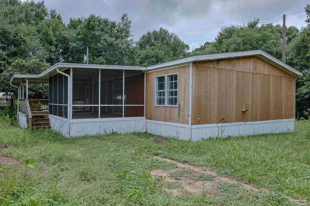 a view of front a house with a yard