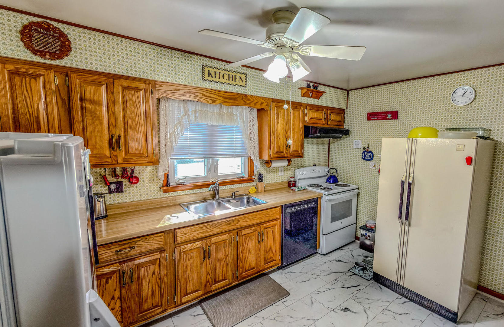 1116 Eastview Drive Paxton, IL 60957 - Photo 5 of 15 a kitchen with a refrigerator a stove a sink and dishwasher