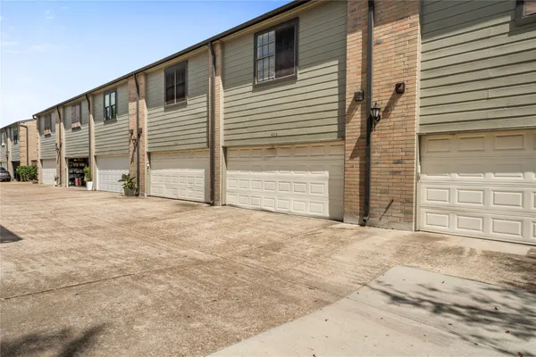 $160,000 | 9850 Pagewood Lane, Unit 405, Houston, TX 77063