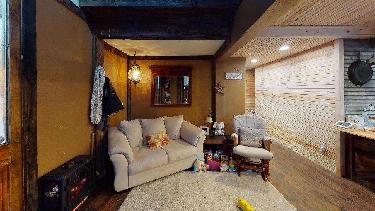 1960 Lukes Road La Pine, OR 97739 - Photo 4 of 30 Lukes-Living-Room