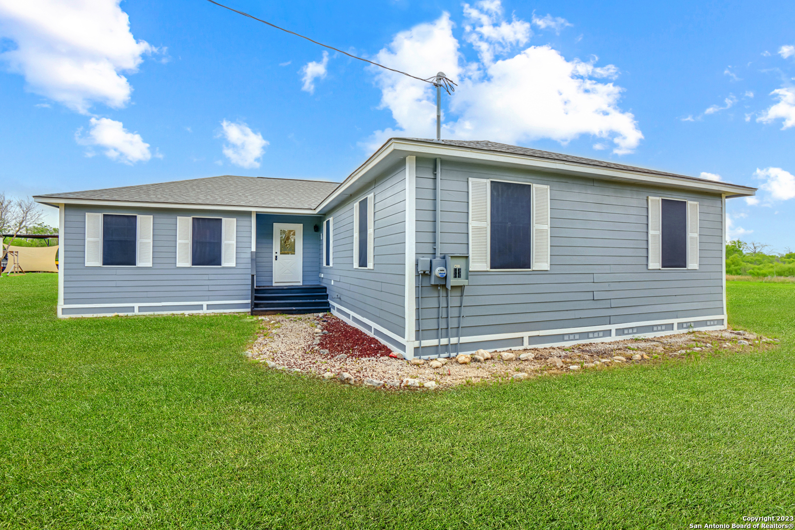 a view of a house with a backyard