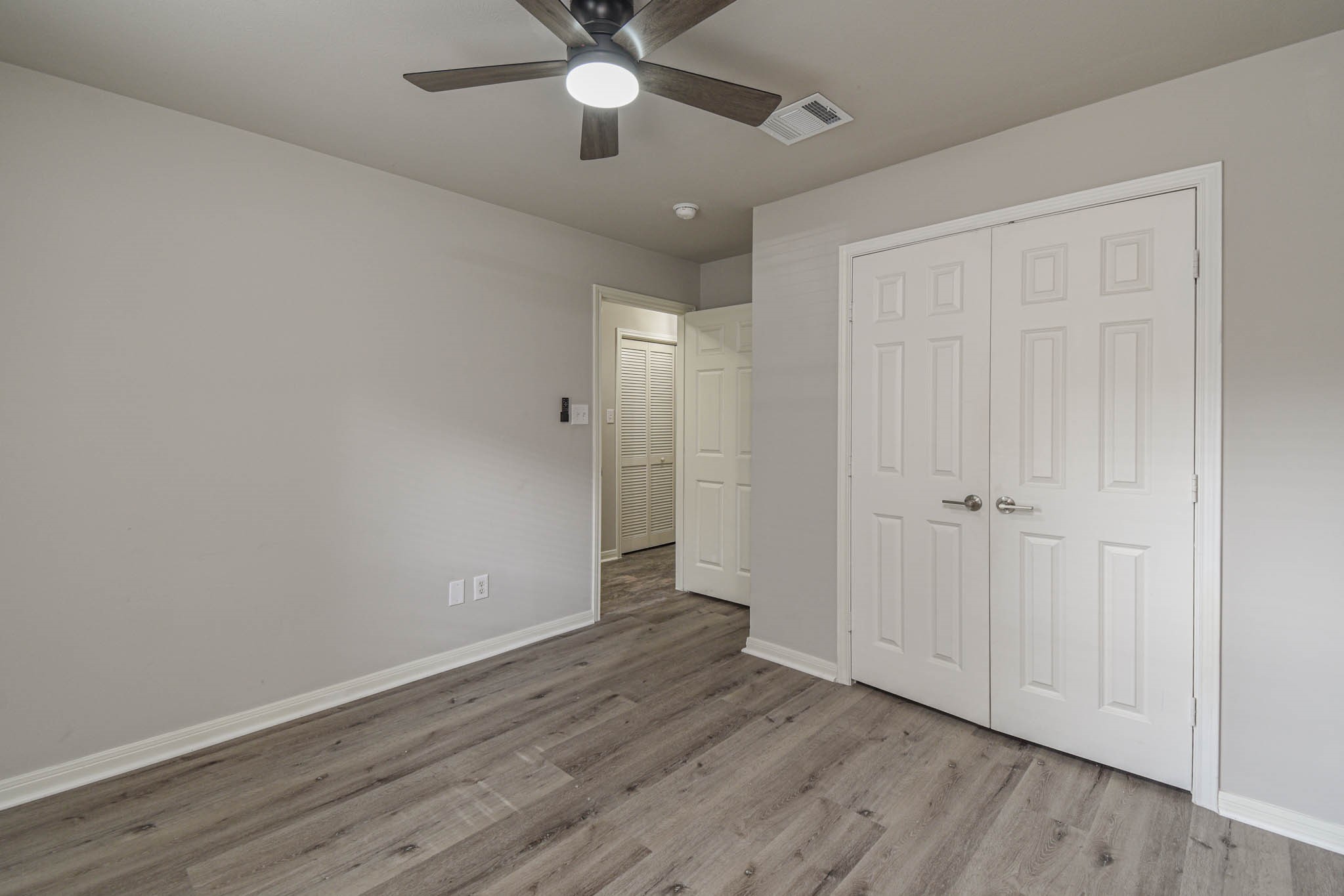 1729 Tuam Street Houston, TX 77004 - Photo 11 of 23 an empty room with wooden floor and windows