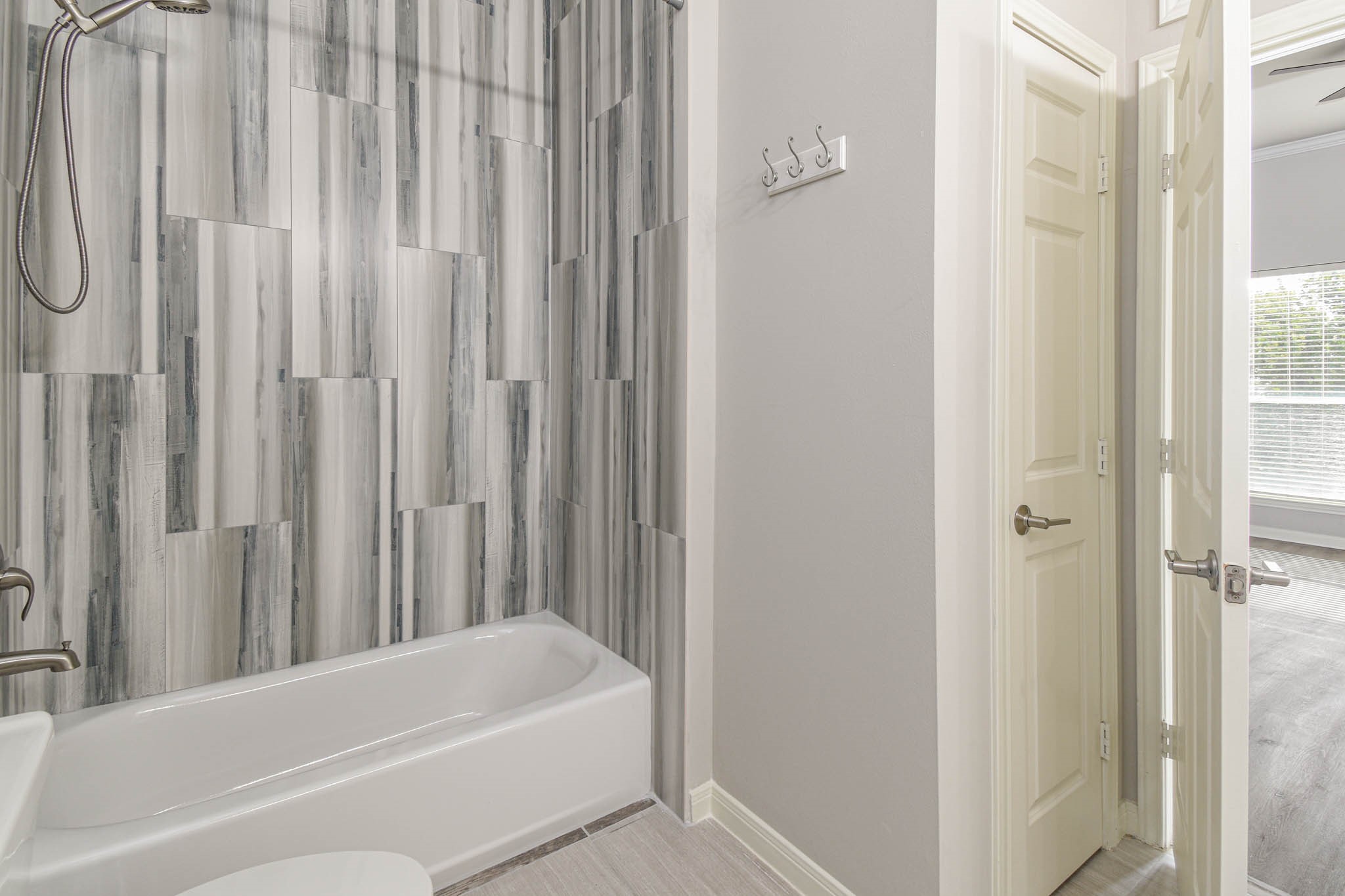 1729 Tuam Street Houston, TX 77004 - Photo 18 of 23 a bathroom with a bathtub and shower