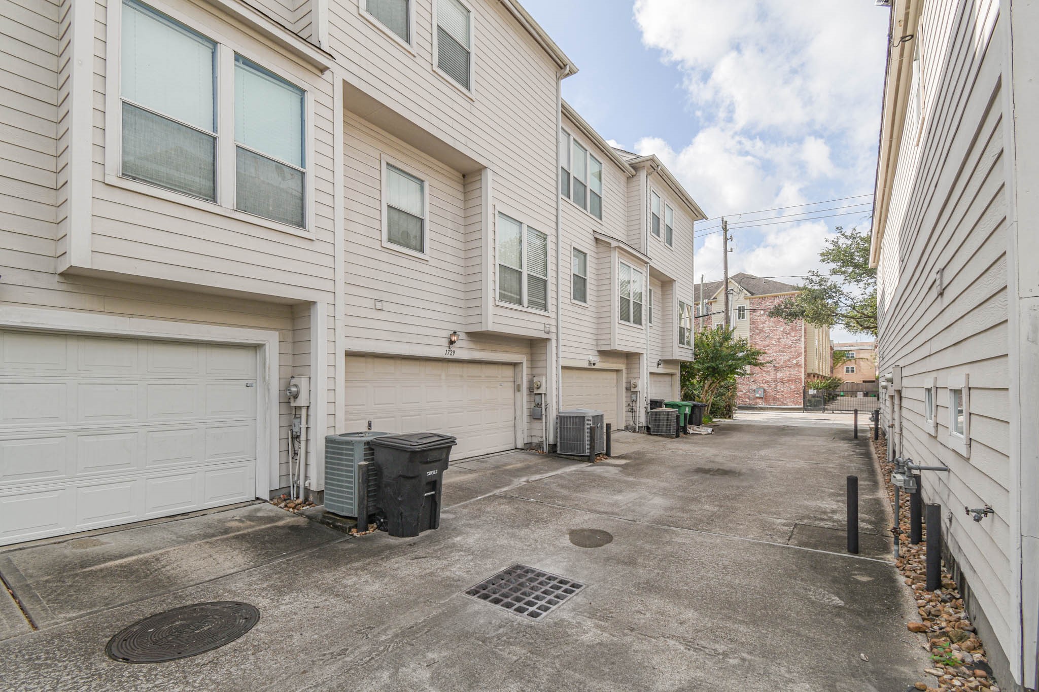 1729 Tuam Street Houston, TX 77004 - Photo 23 of 23 a view of a building with sitting area
