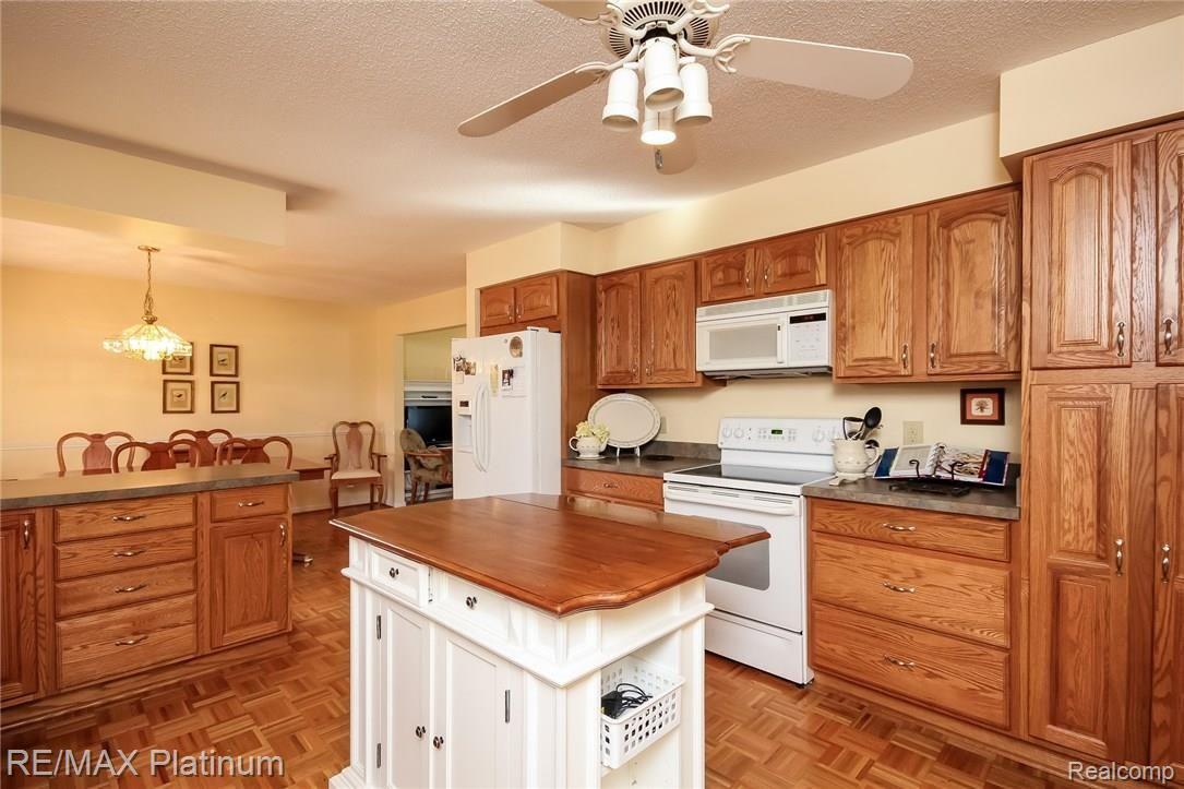 170 Tiplady Road Pinckney, MI 48169 - Photo 8 of 29 013-Kitchen-3747719-medium.jpg