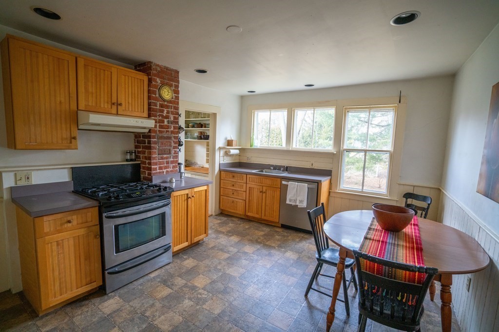 77 McClellan Street Amherst, MA 01002 - Photo 6 of 30 Gallery Image 6