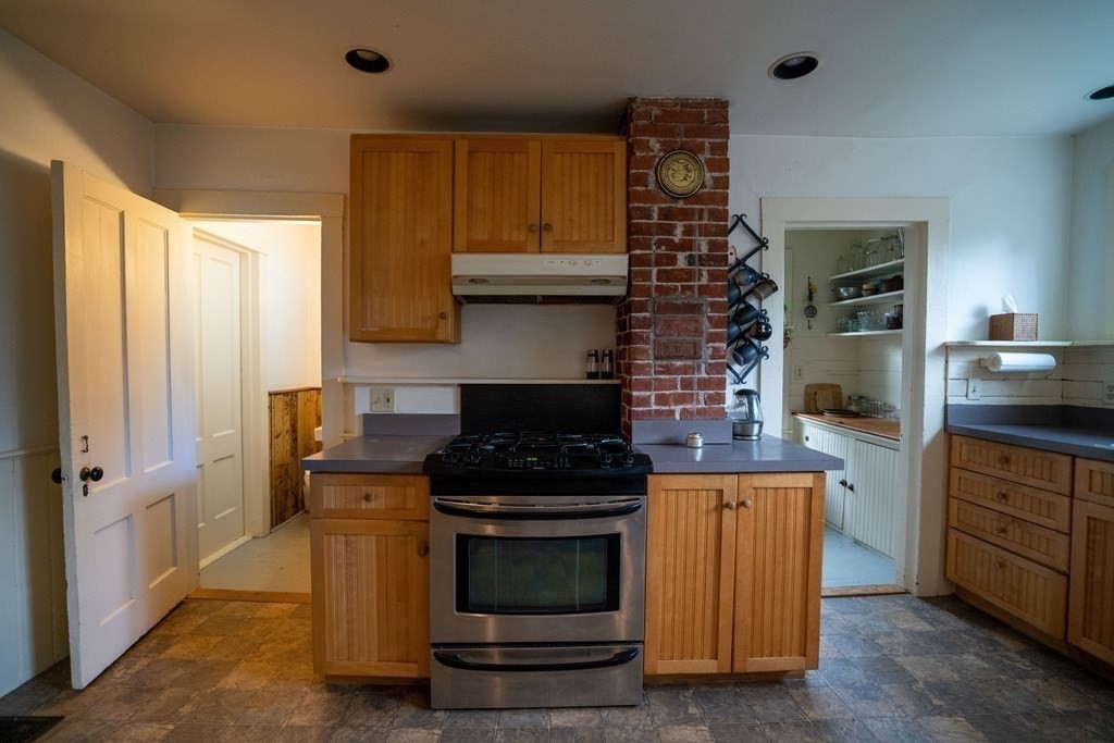77 McClellan Street Amherst, MA 01002 - Photo 8 of 30 Gallery Image 8