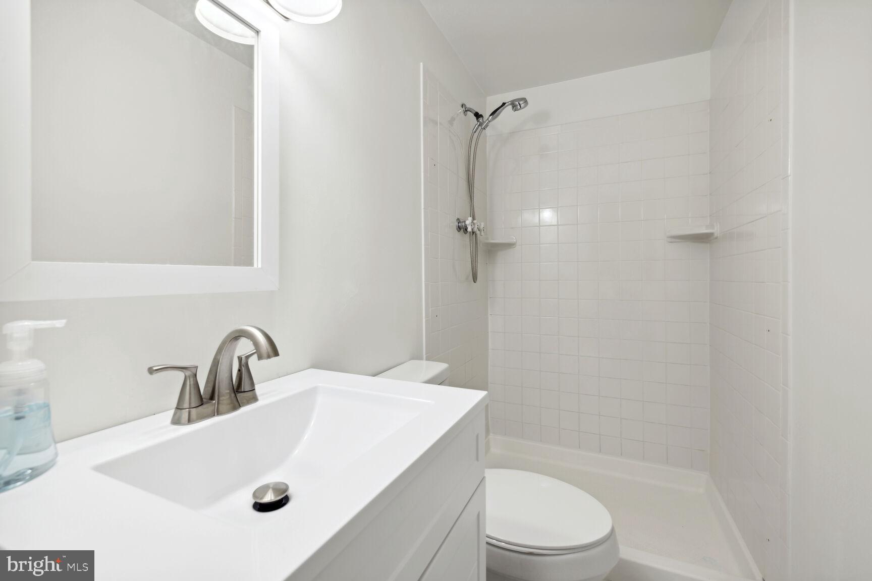 6375 Scarlet Petal Columbia, MD 21045 - Photo 11 of 25 In Suite Bathroom