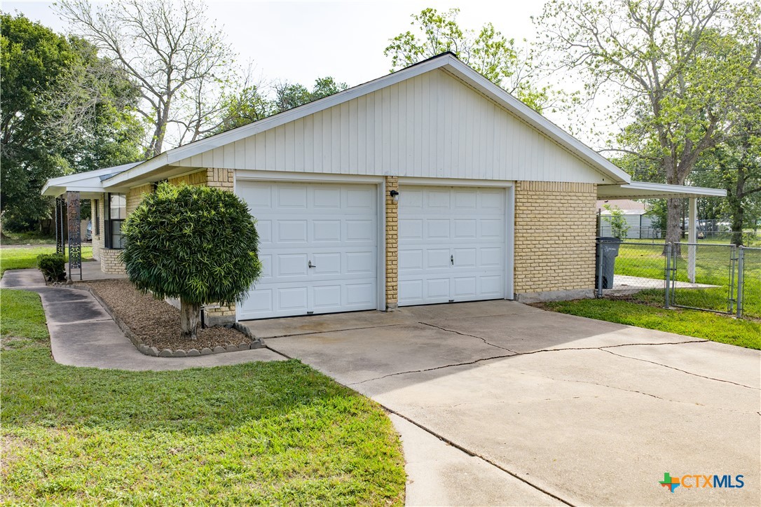 604 Cannon Road Victoria, TX 77904 - Photo 7 of 37