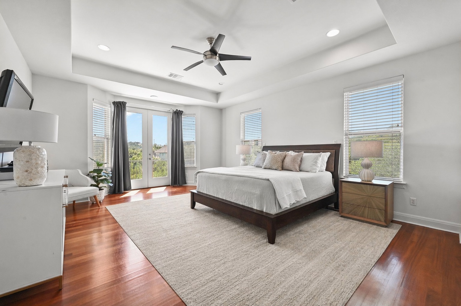 405 Barrett Lane Austin, TX 78733 - Photo 12 of 35 Main house owner's suite