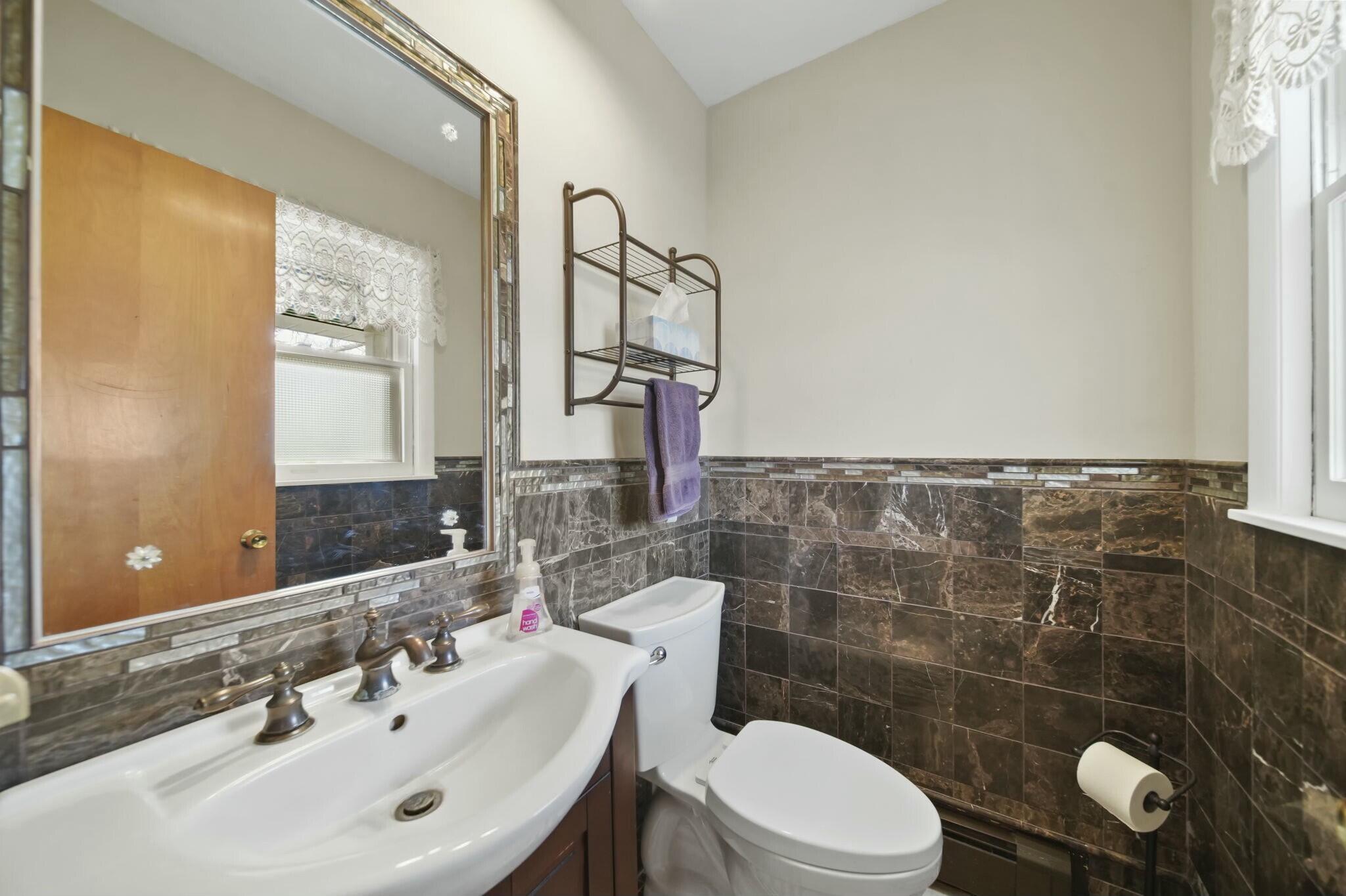3811 Midberry Road Jackson, MI 49203 - Photo 17 of 48 Main Floor 1/2 Bath