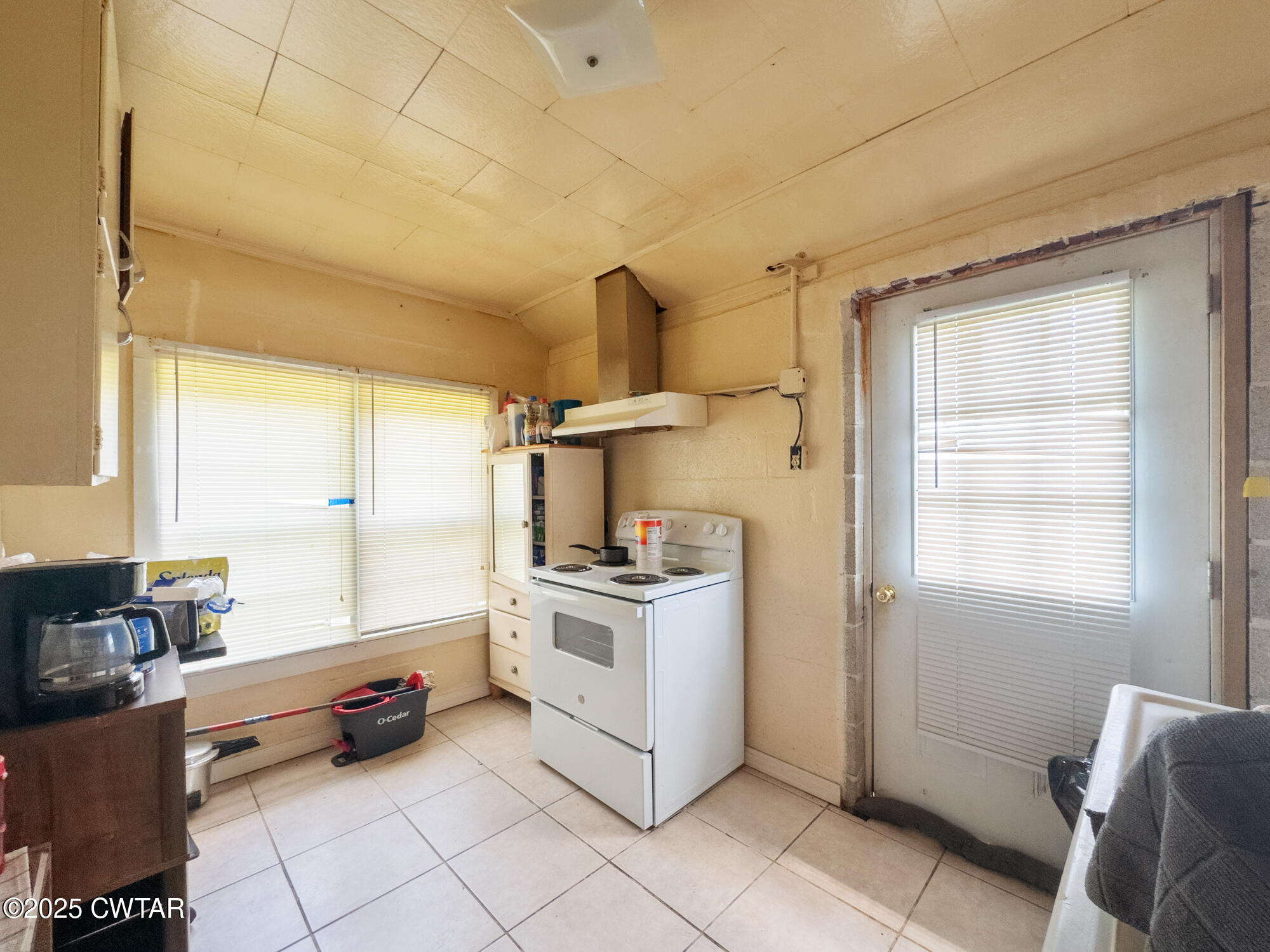 4555 Henderson Road Sardis, TN 38371 - Photo 8 of 19 a kitchen with a stove a sink and a refrigerator