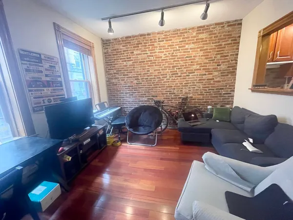 $3,900 | 59 Myrtle Street, Unit 5, Boston, MA 02114