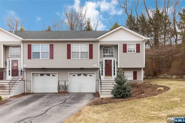 $350,000 | 32 Oak Point Drive, Hamburg, NJ 07419
