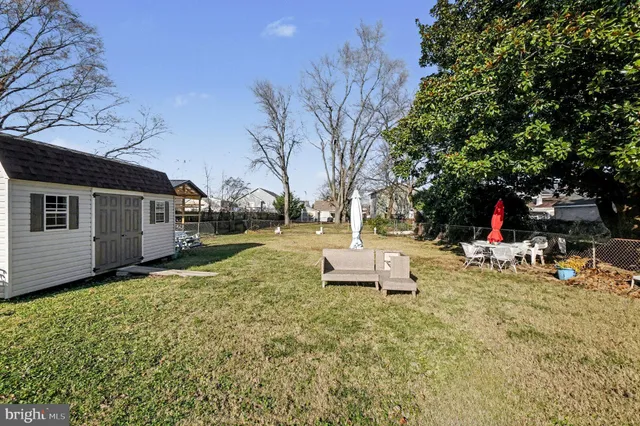 a view of yard with tree in it