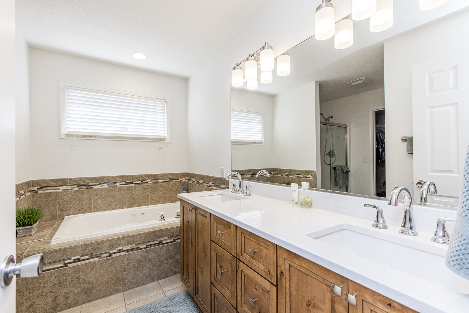 1511 Biltmore Court Normal, IL 61761 - Photo 18 of 35 a bathroom with a tub sink and mirror
