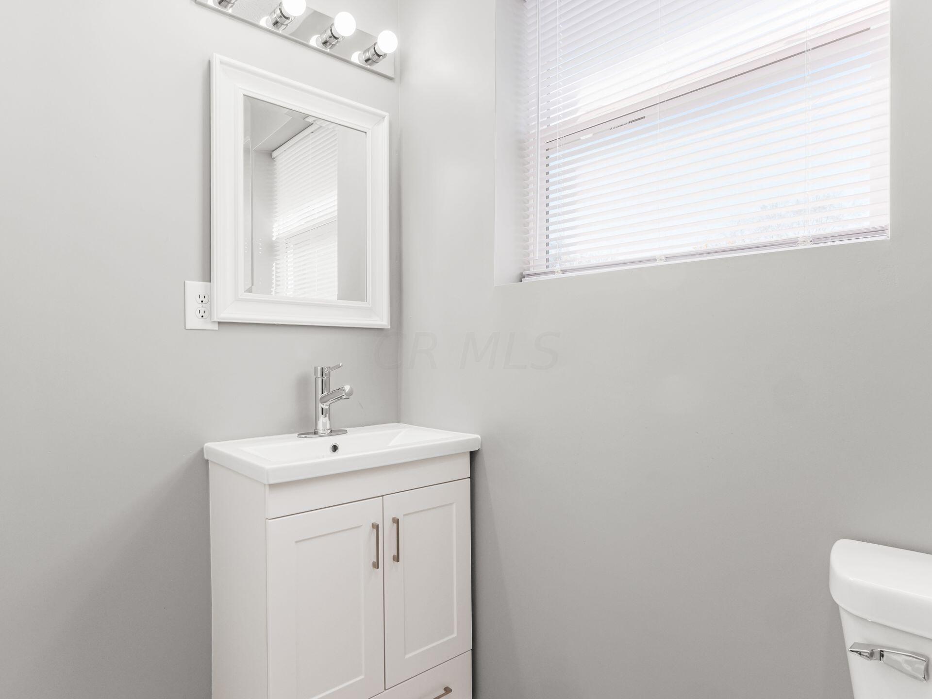 2318 Ridgeway Avenue Columbus, OH 43219 - Photo 13 of 29 Another view of the 1/2 bath