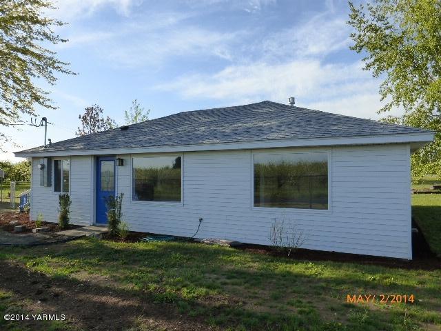 12606 Nelson Road Yakima, WA 98903 - Photo 3 of 21 a view of a house with a yard