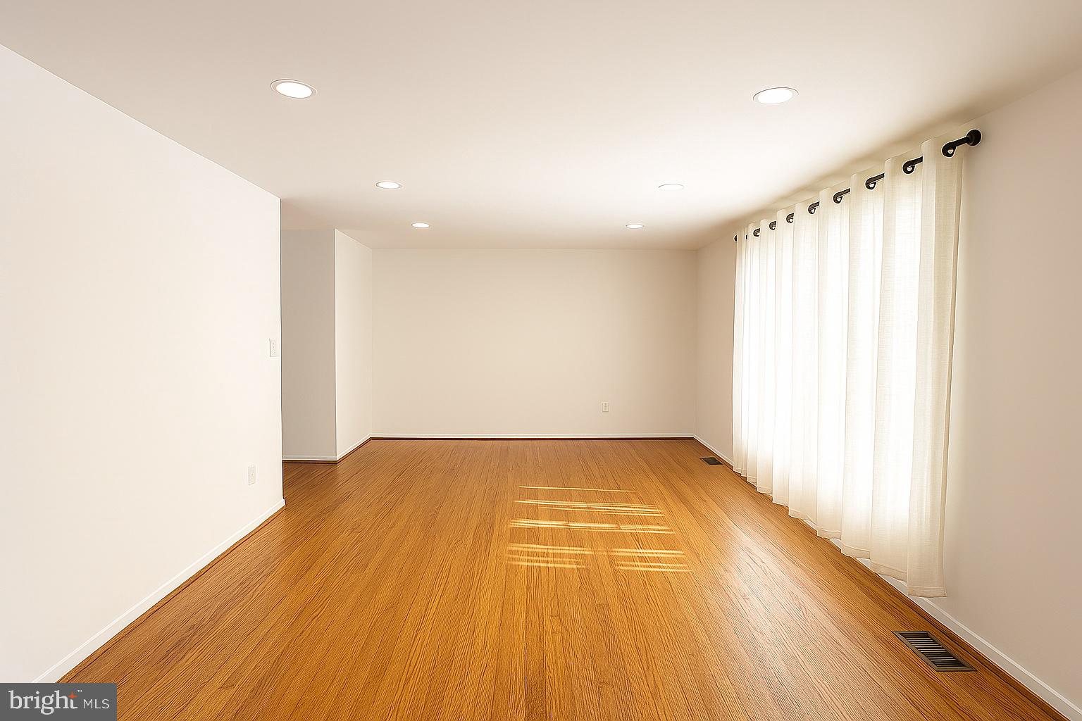 7933 Keech Road Hughesville, MD 20637 - Photo 4 of 21 Living Room