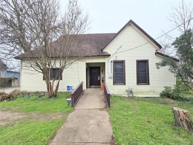 $225,000 | 322 Capps Street, Marlin, TX 76661