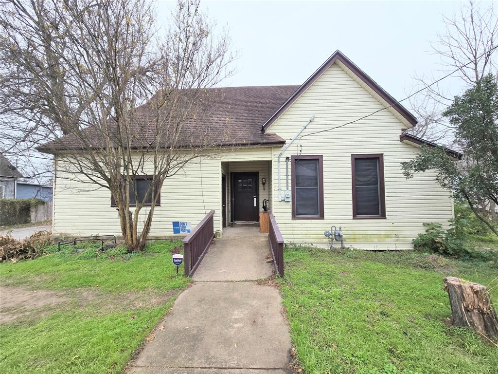 322 Capps Street Marlin, TX 76661 - Photo 1 of 34 a front view of house with yard and green space