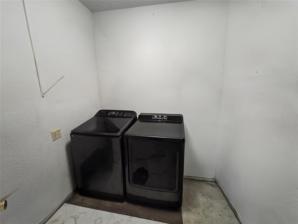 322 Capps Street Marlin, TX 76661 - Photo 11 of 34 a utility room with dryer and washer