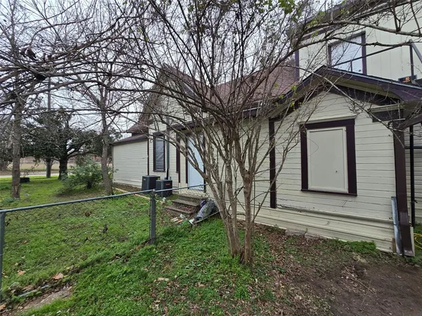a wooden bench sitting in front of a house