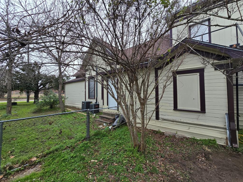 322 Capps Street Marlin, TX 76661 - Photo 29 of 34 a front view of a house with garden