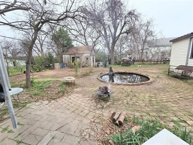 a view of a house with backyard