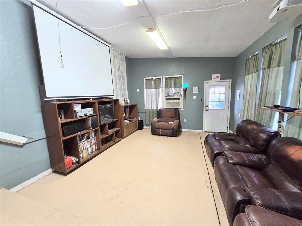 322 Capps Street Marlin, TX 76661 - Photo 4 of 34 a living room with furniture and a flat screen tv