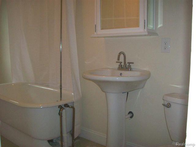 1172 Yorkshire Road Grosse Pointe, MI 48230 - Photo 16 of 18 3rd Floor bathroom