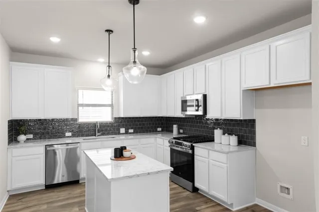 $379,900 | 717 Paddock Lane, Georgetown, TX 78626