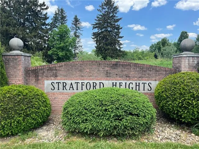 a sign that is sitting on a brick wall