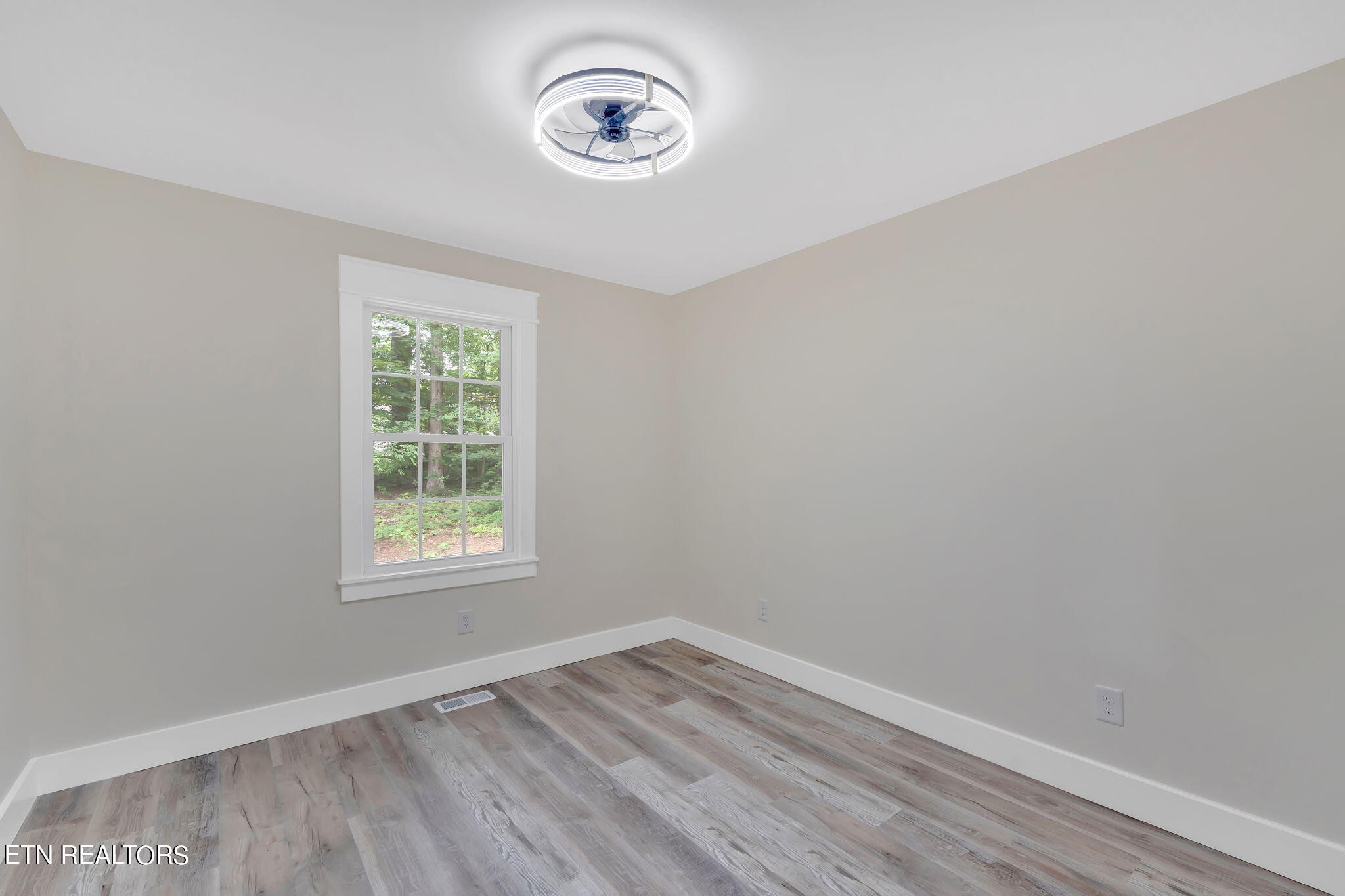 159 Country Way Road Vonore, TN 37885 - Photo 23 of 32 an empty room with a window