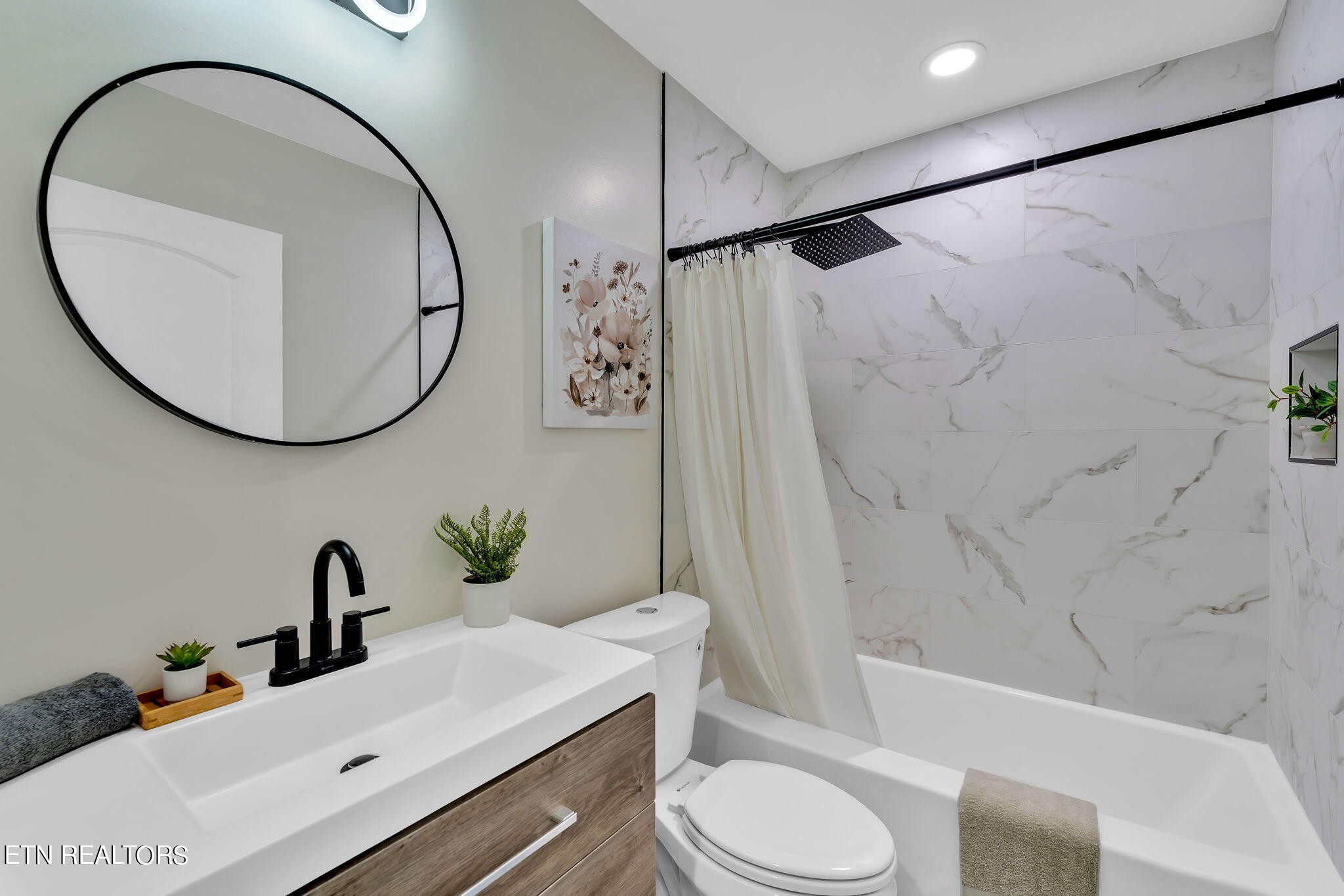 159 Country Way Road Vonore, TN 37885 - Photo 24 of 32 a bathroom with a sink and a mirror