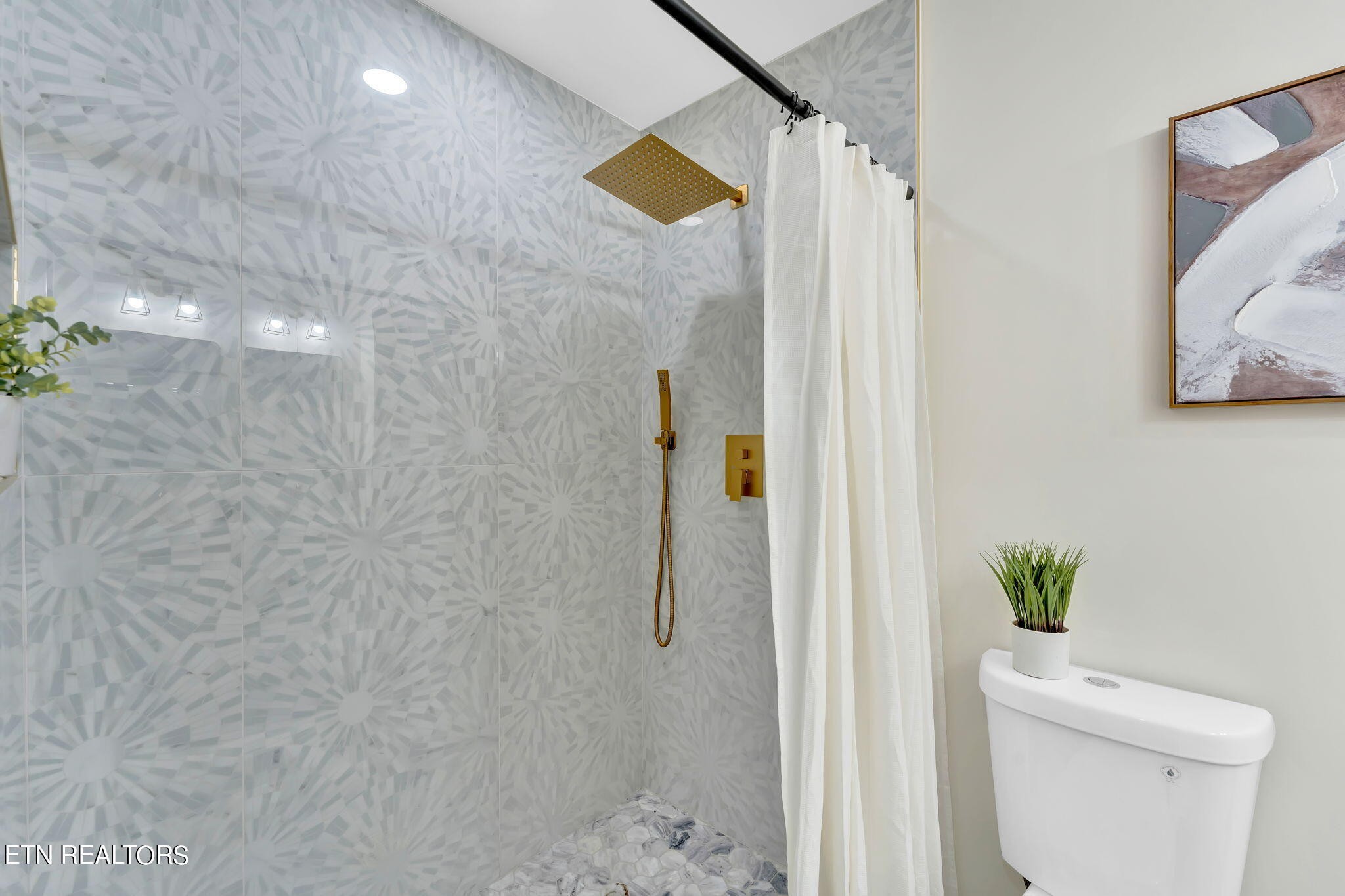 159 Country Way Road Vonore, TN 37885 - Photo 29 of 32 a bathroom with a shower and a toilet