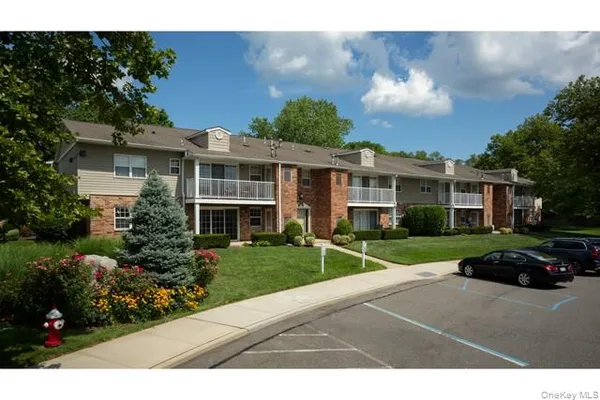 $3,990 | 100 Westwood Drive, Unit 196, Westbury, NY 11590