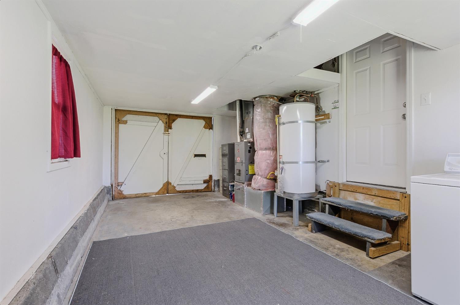 2511 Verna Way Sacramento, CA 95821 - Photo 32 of 34 a view of a room with gym equipment and a window