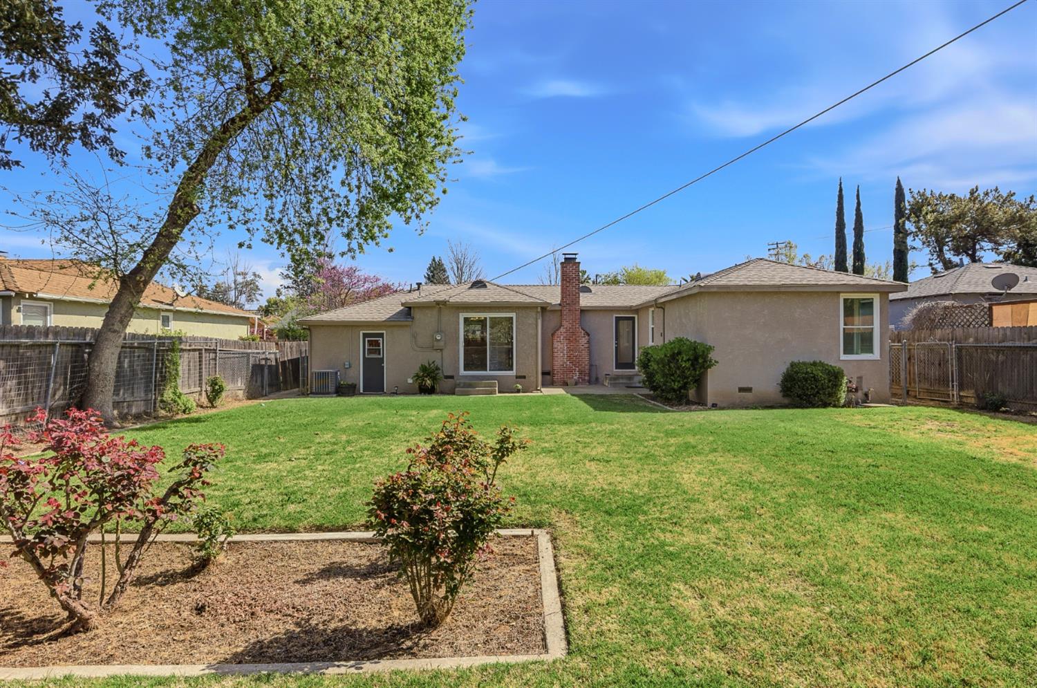 2511 Verna Way Sacramento, CA 95821 - Photo 6 of 34 a front view of a house with garden