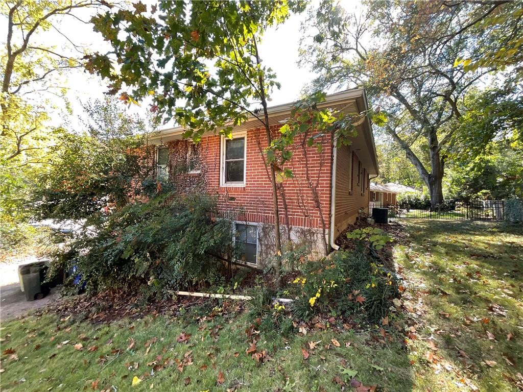 2492 Hunting Valley Drive Decatur, GA 30033 - Photo 4 of 30 a backyard of a house with lots of green space
