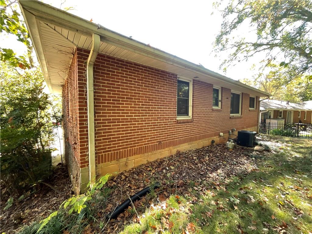 2492 Hunting Valley Drive Decatur, GA 30033 - Photo 5 of 30 a backyard of a house