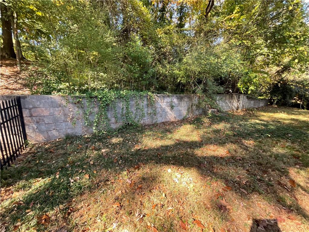 2492 Hunting Valley Drive Decatur, GA 30033 - Photo 7 of 30 a view of a yard