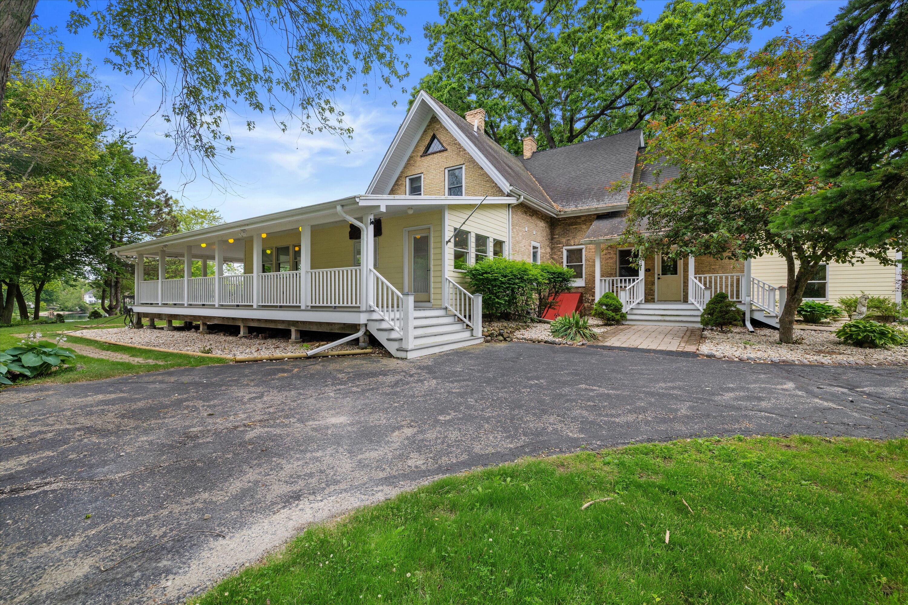 3609 Waterbury Lane Racine, WI 53403 - Photo 4 of 79 exterior