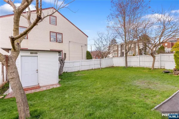 a view of a house with a backyard