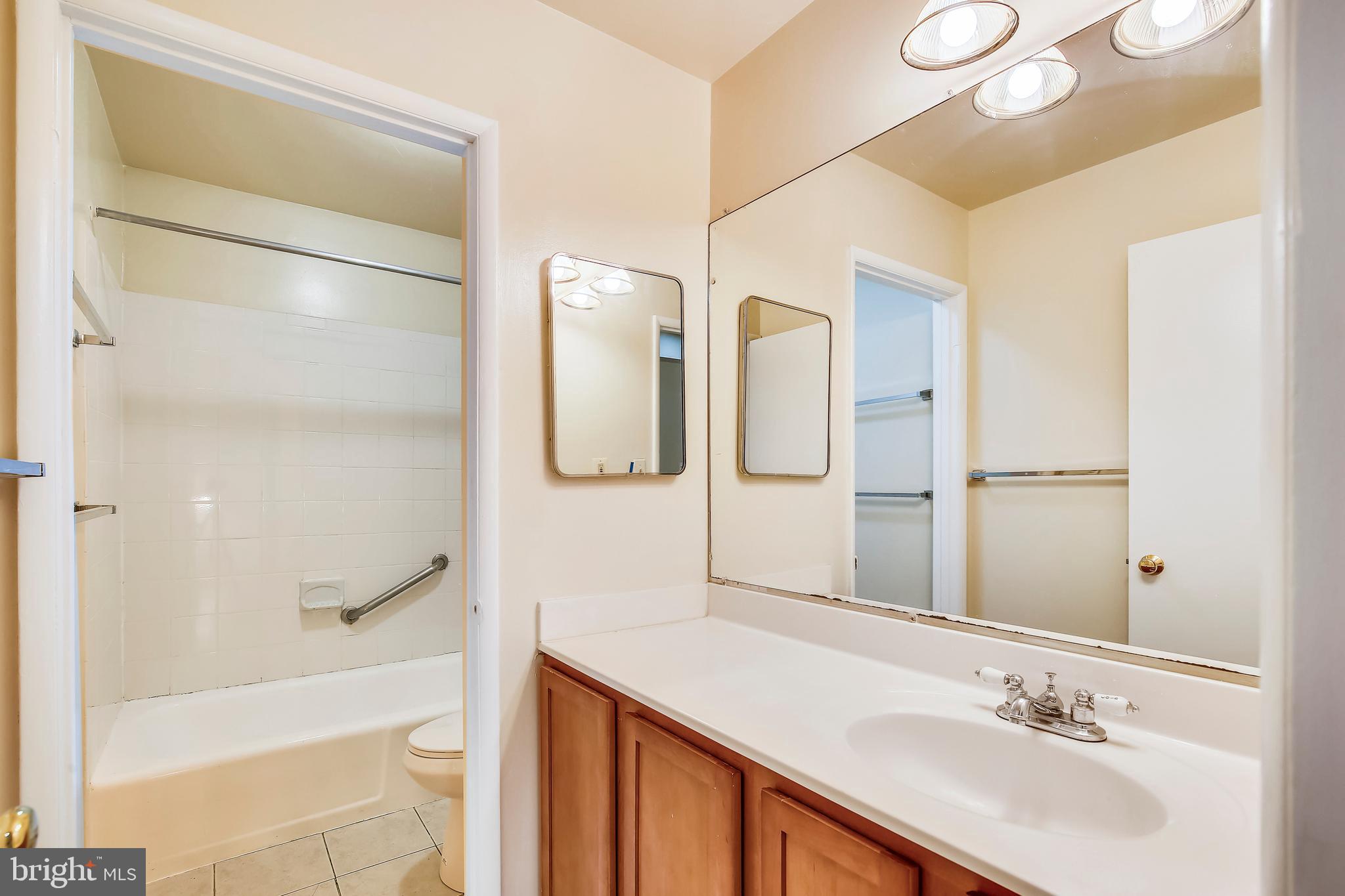 11533 Links Drive Reston, VA 20190 - Photo 21 of 30 2nd Floor Bathroom