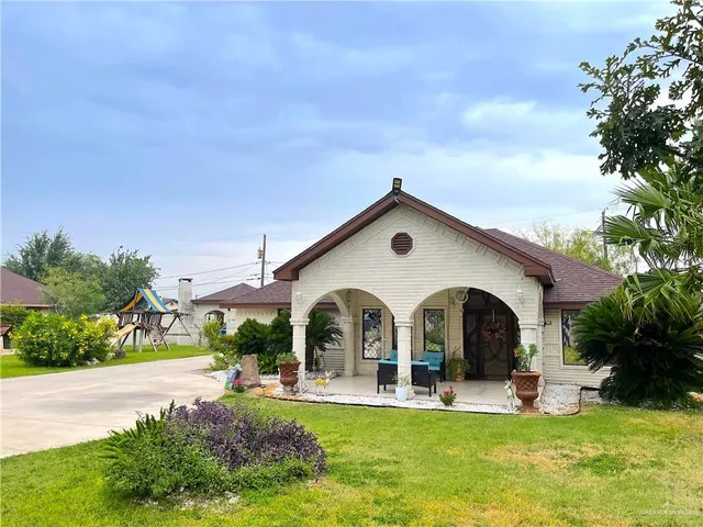 a view of a livingroom with furniture and furniture