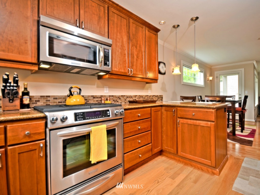 303 Walnut Street, Unit 201 Edmonds, WA 98020 - Photo 11 of 24