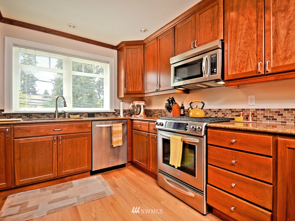 303 Walnut Street, Unit 201 Edmonds, WA 98020 - Photo 12 of 24