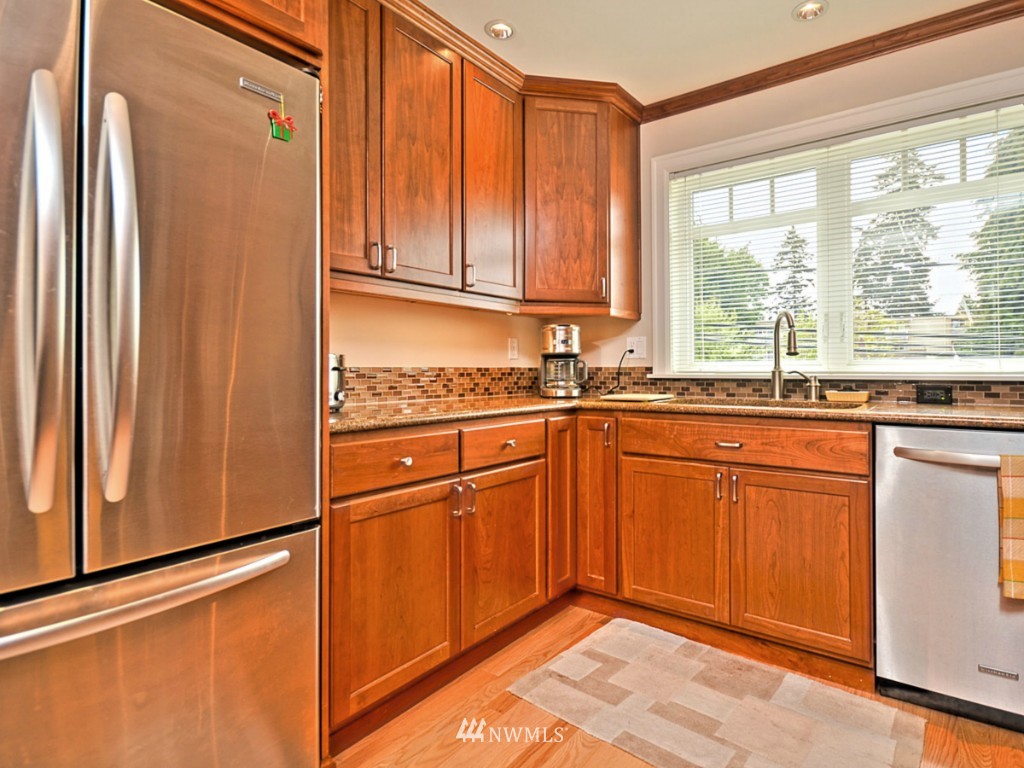 303 Walnut Street, Unit 201 Edmonds, WA 98020 - Photo 13 of 24
