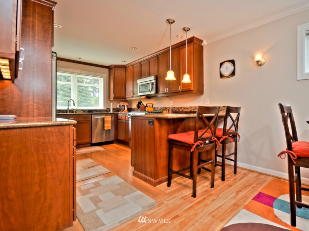 303 Walnut Street, Unit 201 Edmonds, WA 98020 - Photo 10 of 24